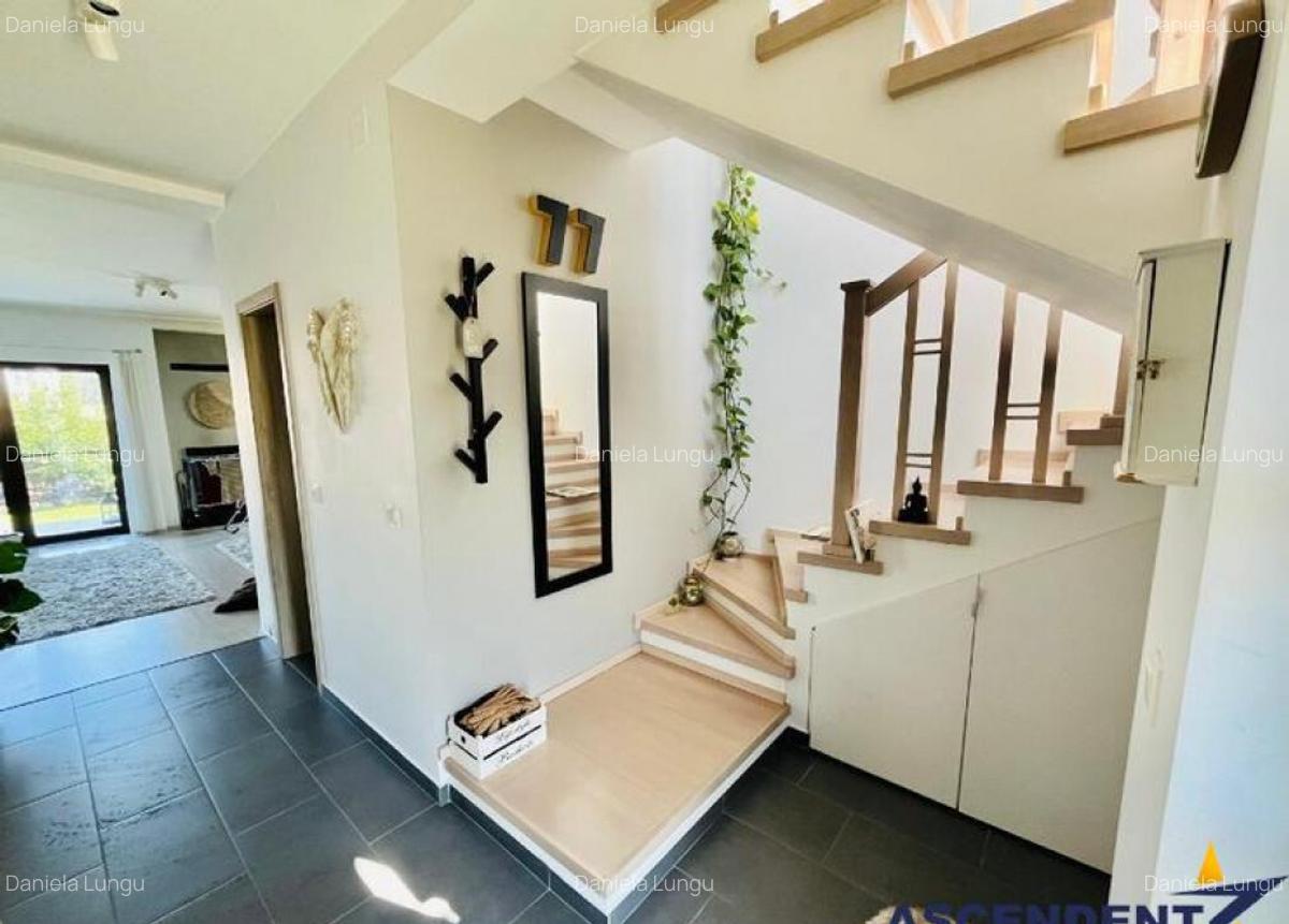 Casa cu living 25 mp,semineu,panouri fotovoltaice 3KW, centr - 7