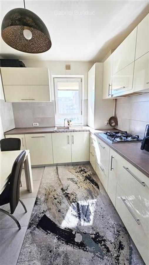 Apartament cu 3 camere decomandat, mobilat în Tractorul - 8