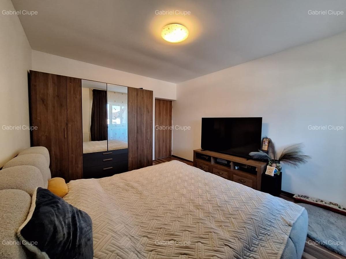 Apartament cu 2 camere, decomandat, 2 balcoane, zona Porii - 4 Apartament cu 2 camere, decomandat, 2 balcoane, zona Porii - 4