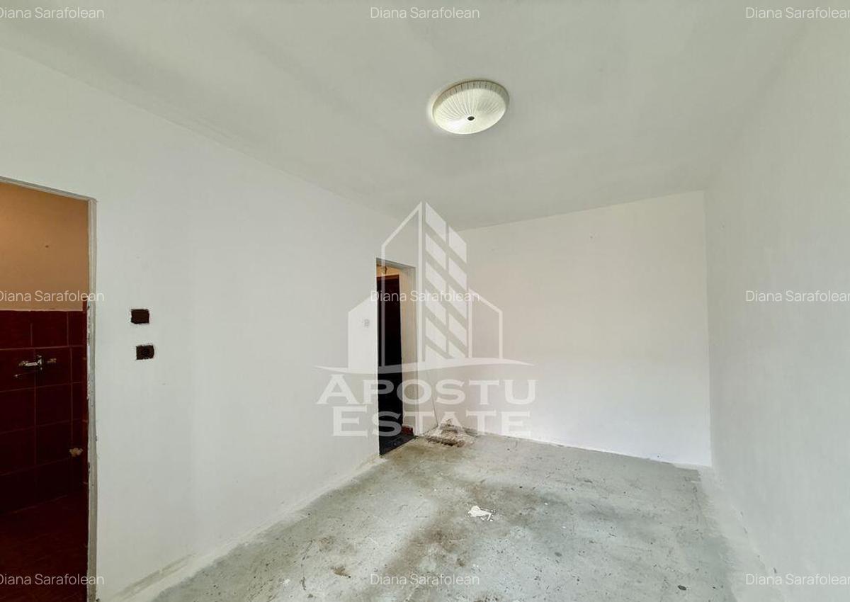 Garsoniera cu bucatarie inchisa, etaj intermediar, zona UMT - 1