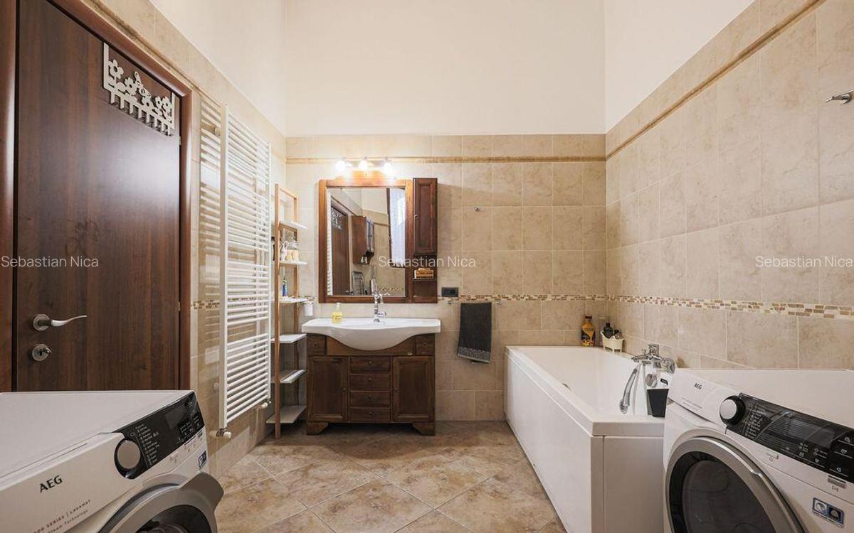 Apartament ultracentral cu 3 camere, 2 bai ?i curte pri... - 9