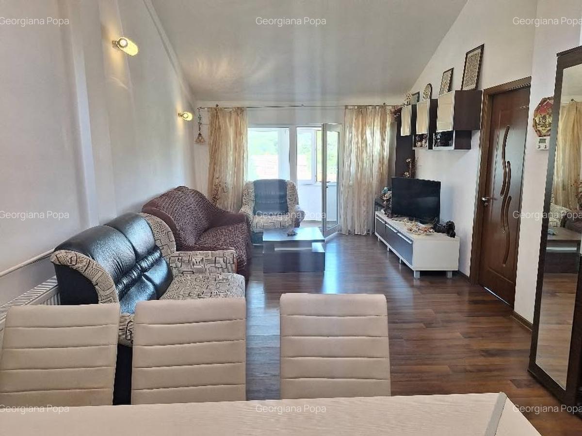 Apartament 3 camere decomandat in vila km 5 - 5