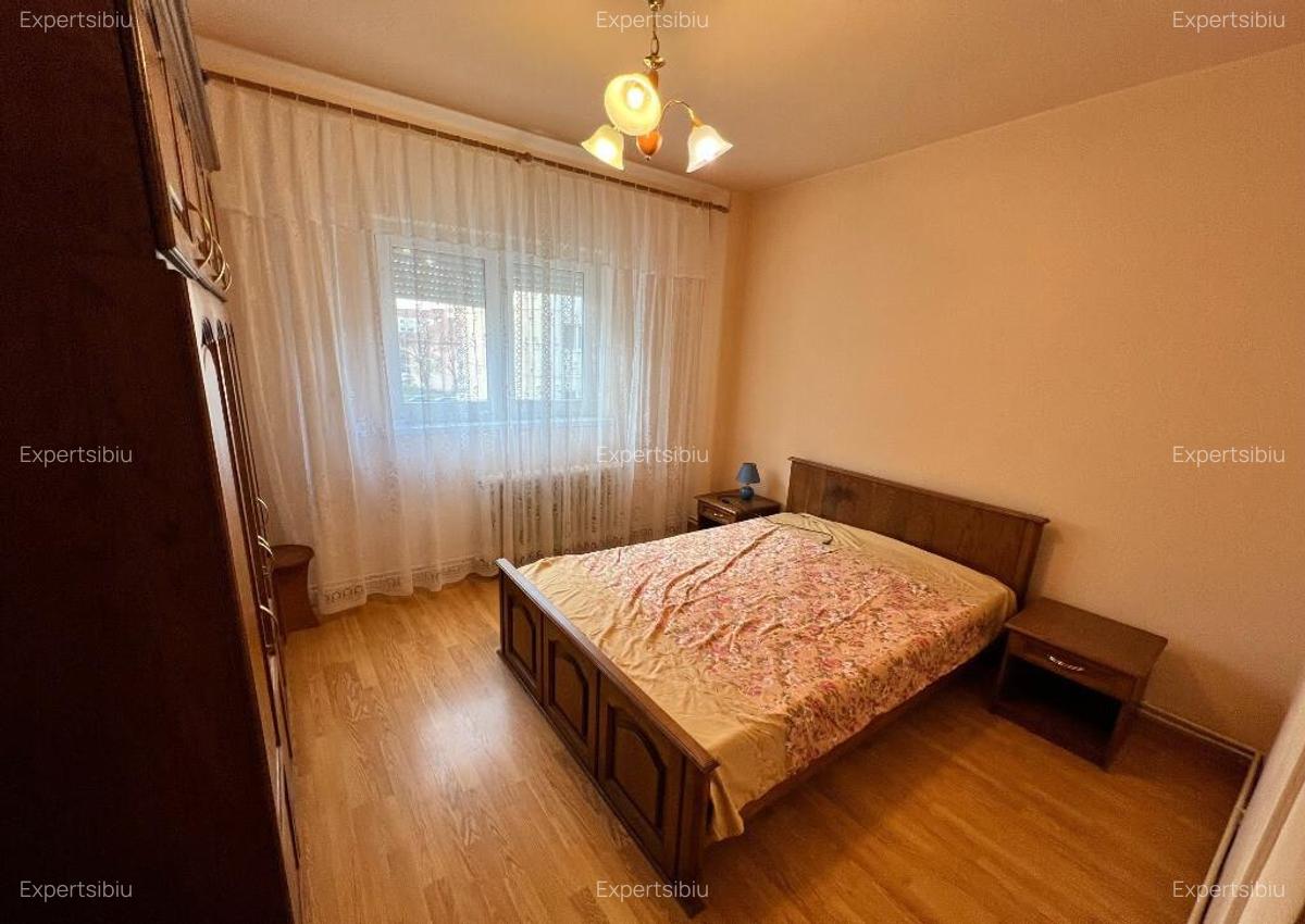 INCHIRIEZ apartament 4 camere decomandat, zona Vasile Aaron - 9