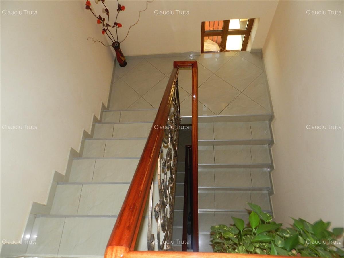 Casa de vanzare, 6 camere, teren 900 mp, Europa - 18