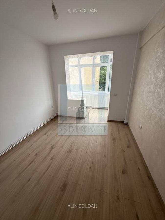 Apartament 4 camere renovat complet, etj. 1/4 - zona Tractorul - 1