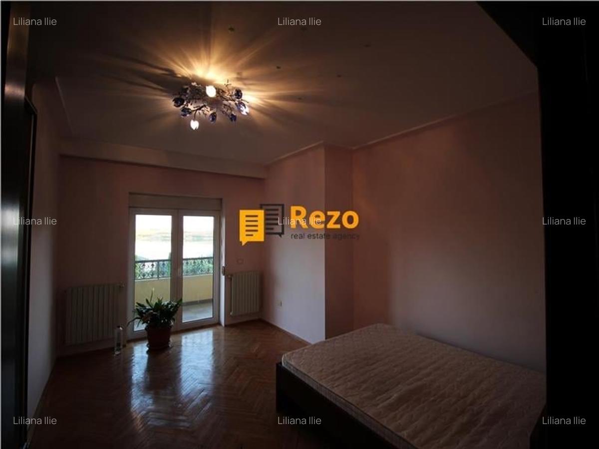 Vila impunatoare cu iesire la lac in Peris - 8