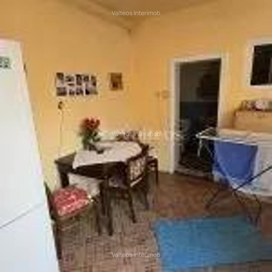 Resita, de vanzare casa, doua corpuri, curte, zona centrala - 3