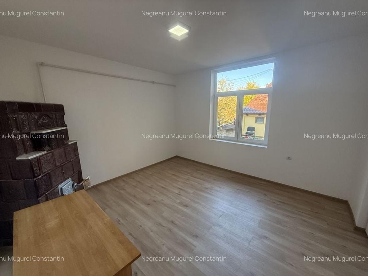 2 corpuri de Casă renovate + teren 125 mp Campina - 7
