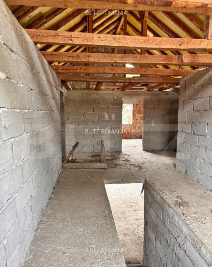 Casa de vanzare la ro?u,500 mp utili poten?ial Unic, loc - 8
