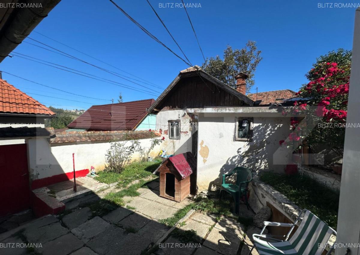 Casa individuala de vanzare, cu anexa si curte, zona Schei - 3