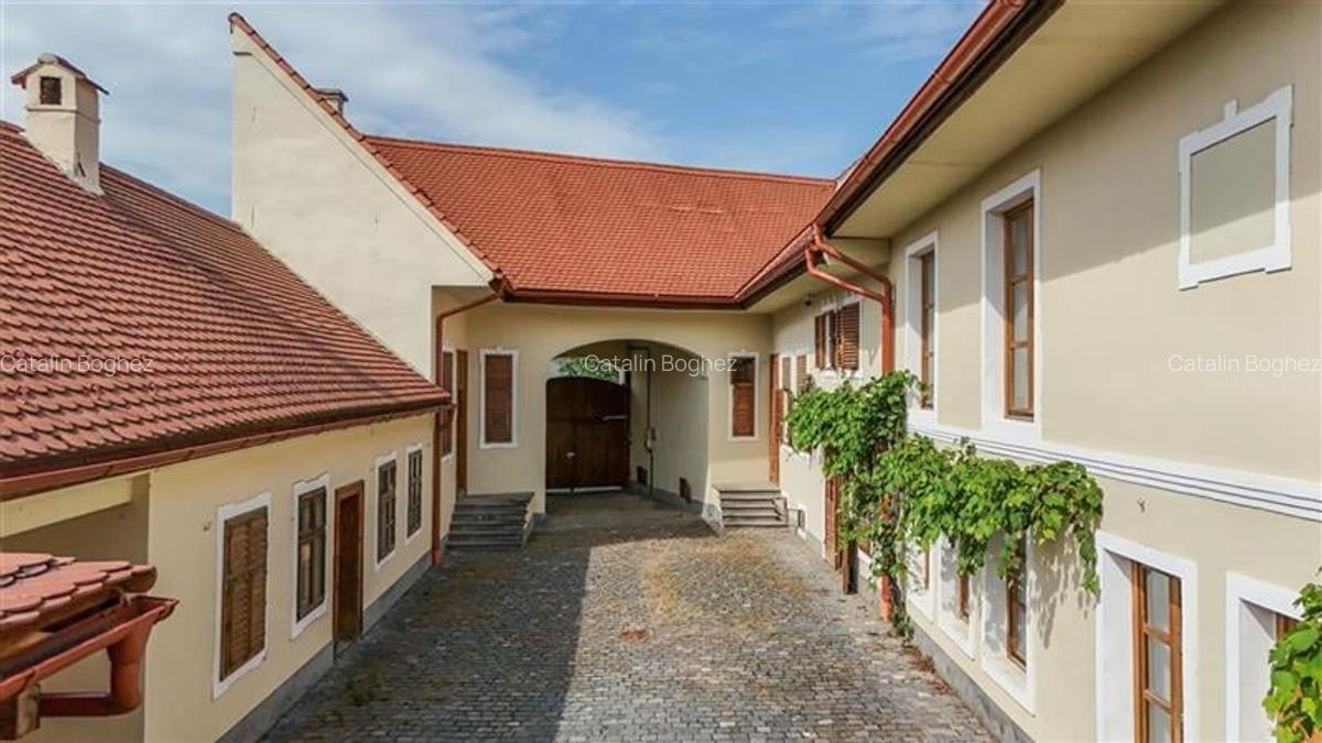 CASA SASEASCA 7 CAMERE CU MARE POTENTIAL TURISTIC IN CRISTIAN -  BRASOV - 1