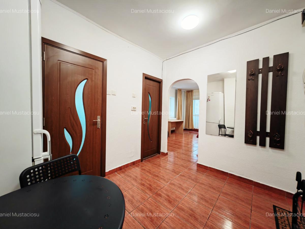 Piata Victoriei | vis a vis de metr.| Spatioasa in bl.anvelopat,vedere in piata - 11