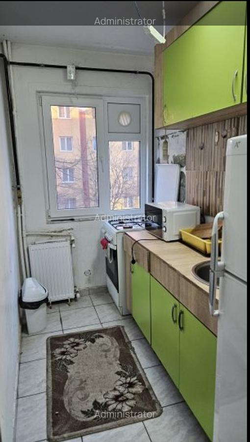 Apartament cu 3 camere semidecomandat în Km 4-5 - 2