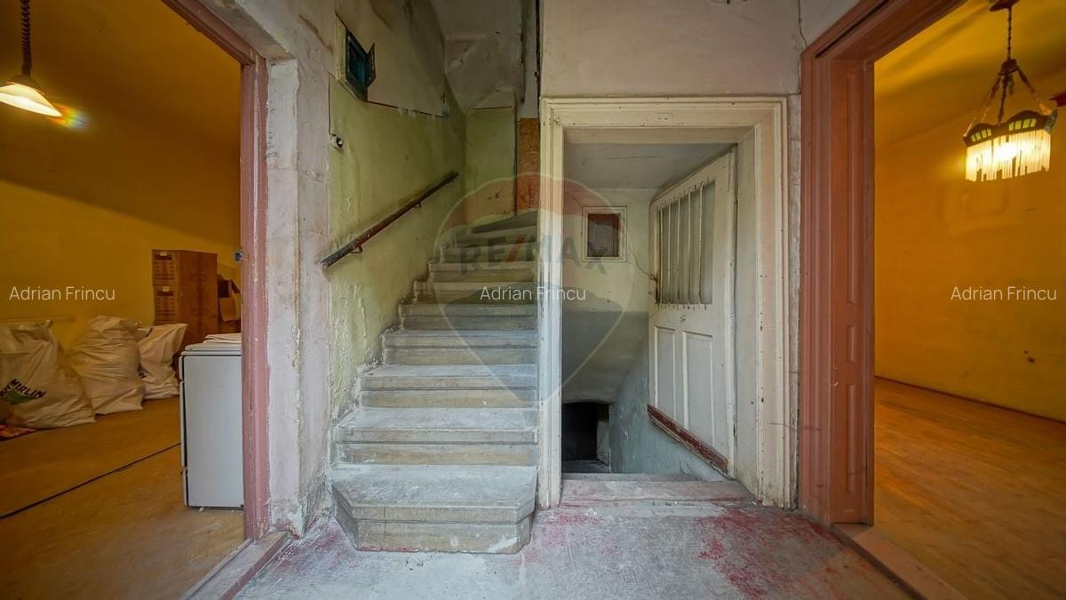 Vila pe str Alexandru Ioan Cuza, 10 camere, S + P + E, teren 282 mp - 6