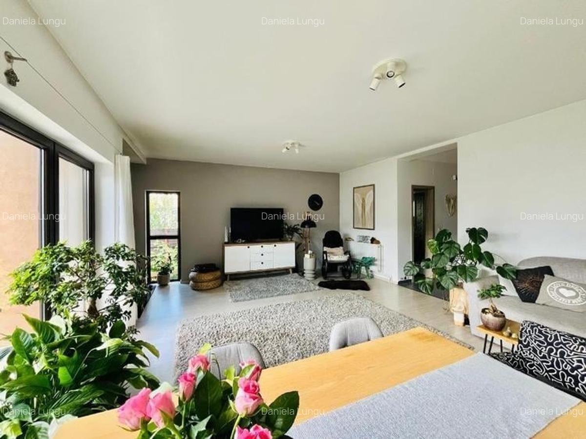 Rezidenta pe linie eleganta, living 25 mp,semineu,panouri fotovoltaice 3KW, cent - 1