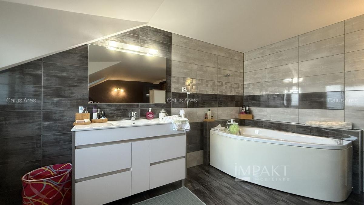 Vila deosebita cu 5 camere pe o strada privata in Borhanci - 11