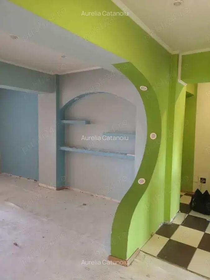 Apartament de vanzare 3 camere central decomandat - 2