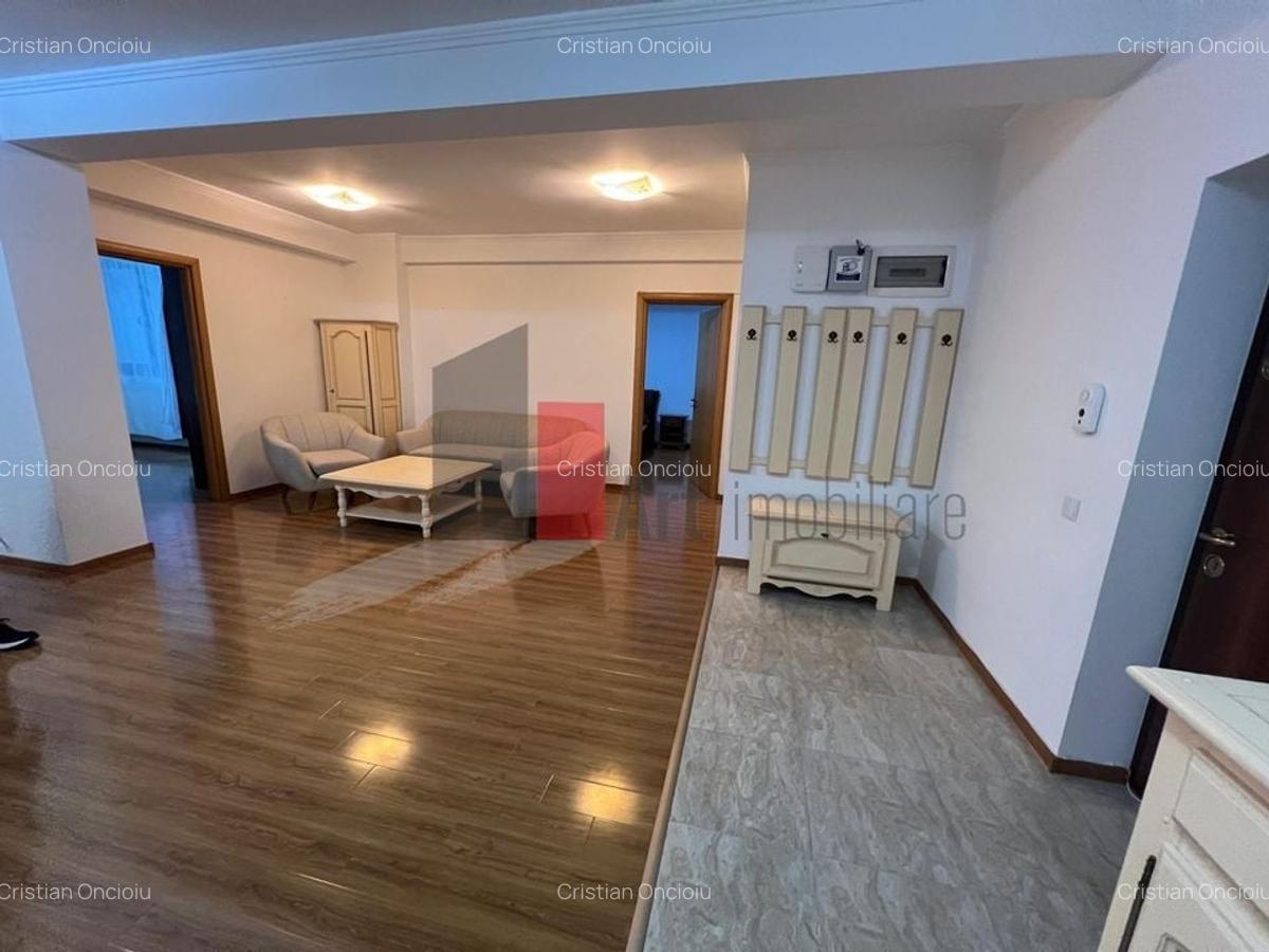 Apartament cu 3 camere semidecomandat în 1 Mai - 2