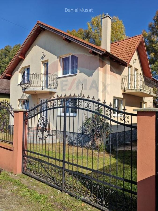 Casa / Vila cu 5 camere de vanzare - 1