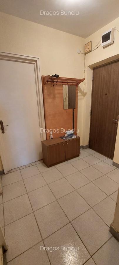 Apartament cu 3 camere semidecomandat, mobilat în 1 Mai - 11