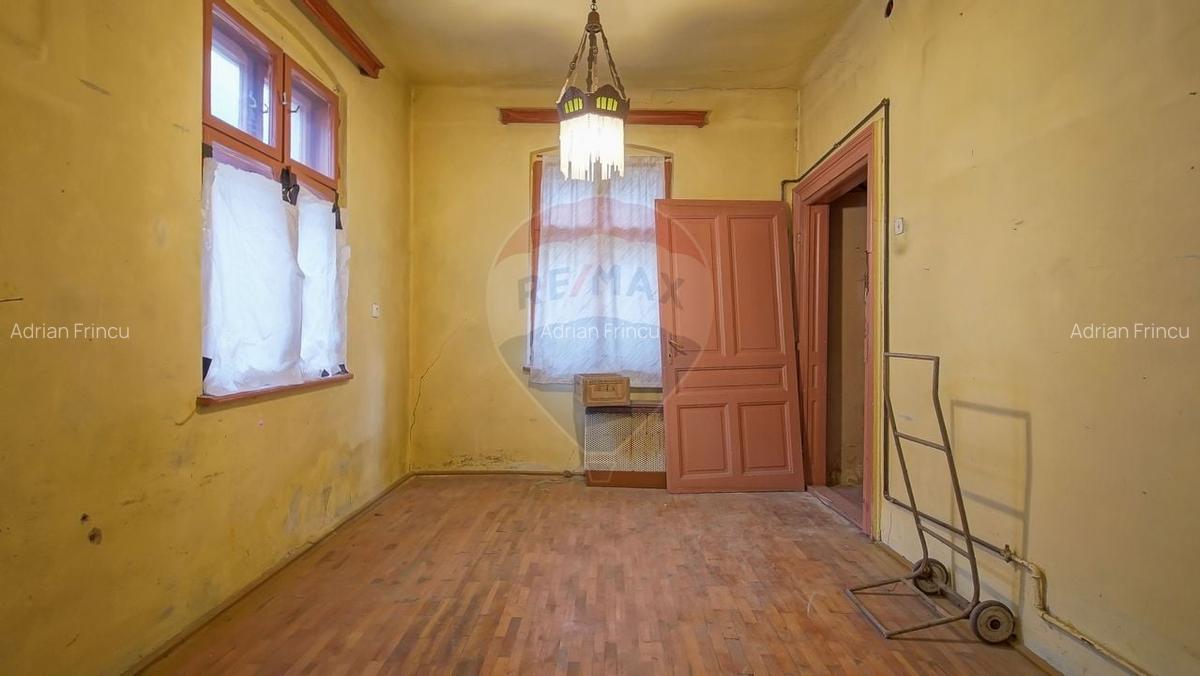 Vila pe str Alexandru Ioan Cuza, 10 camere, S + P + E, teren 282 mp - 25