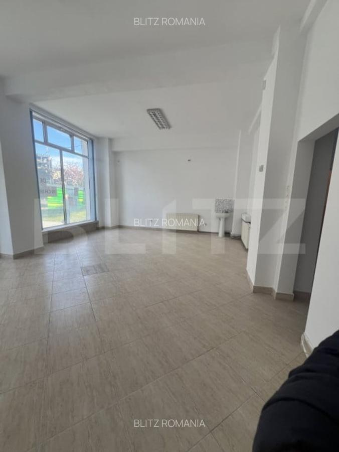 Spatiu comercial ultracentral - 60 mp, vitrina stradala - 2