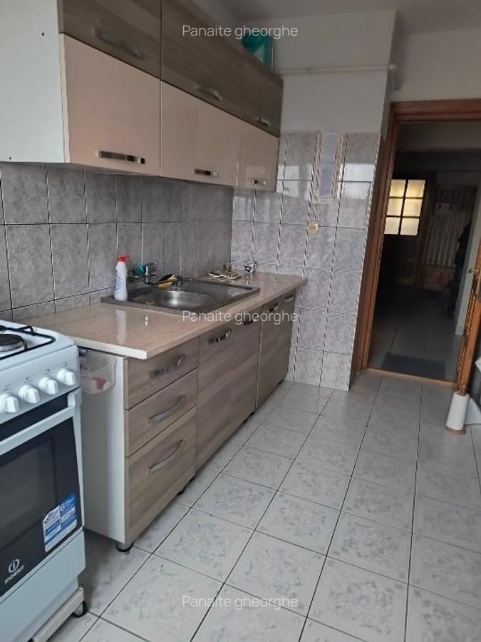 Proprietar vând apartament 3 camere , zona centrala , etaj 10. - 3