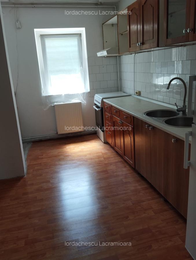 Apartament cu 4 camere decomandat în Calea București - 2