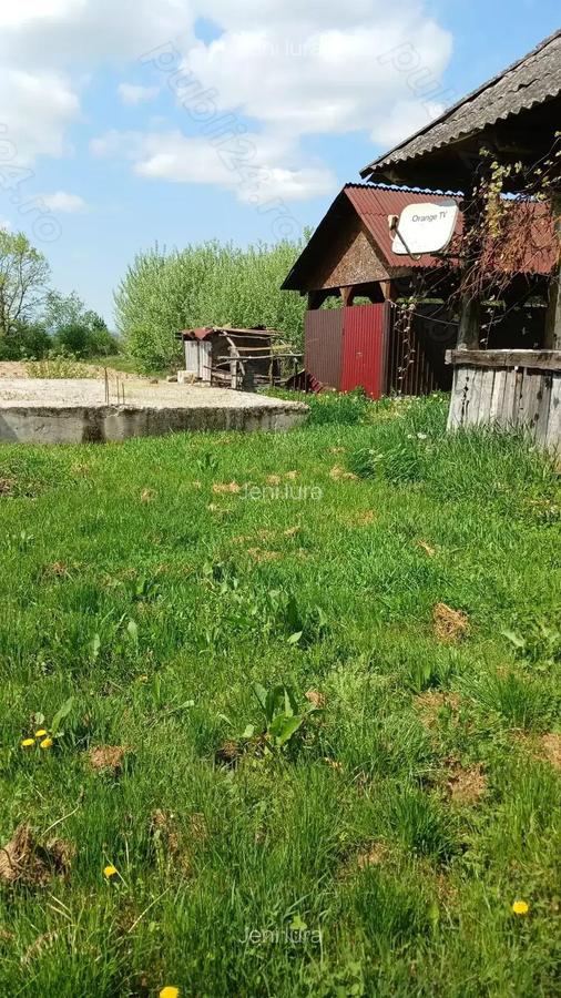 In localitatea Miresu Mare, casa cu 10 ari teren, la drum asfaltat - 7