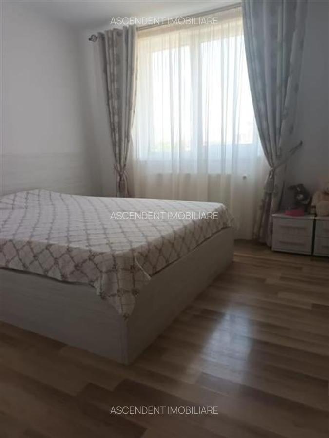 Apartament cu 3 camere decomandat în Tractorul - 5