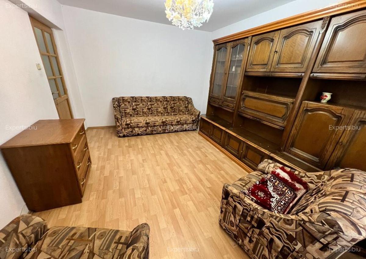 INCHIRIEZ apartament 4 camere decomandat, zona Vasile Aaron - 8