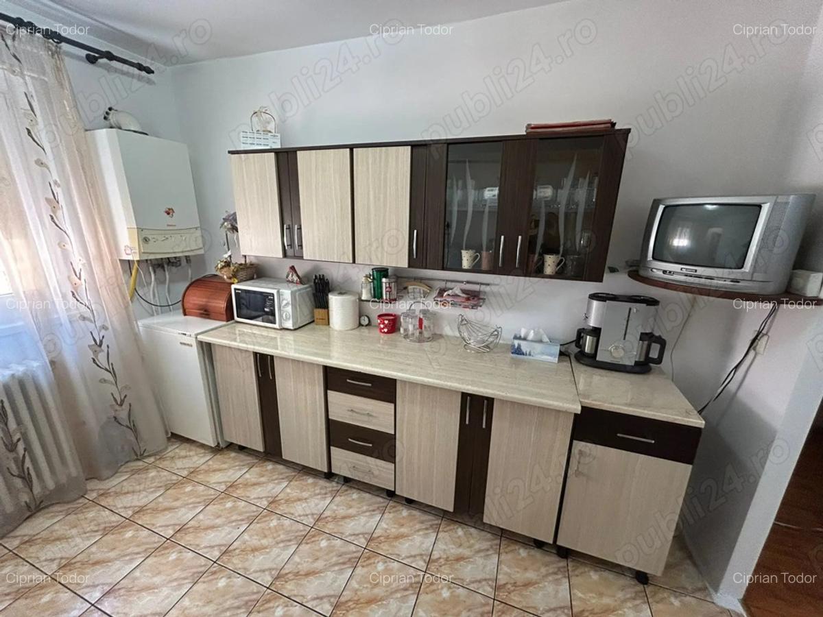 Apartament 3 camere, decomandat - zona Cetate - 3