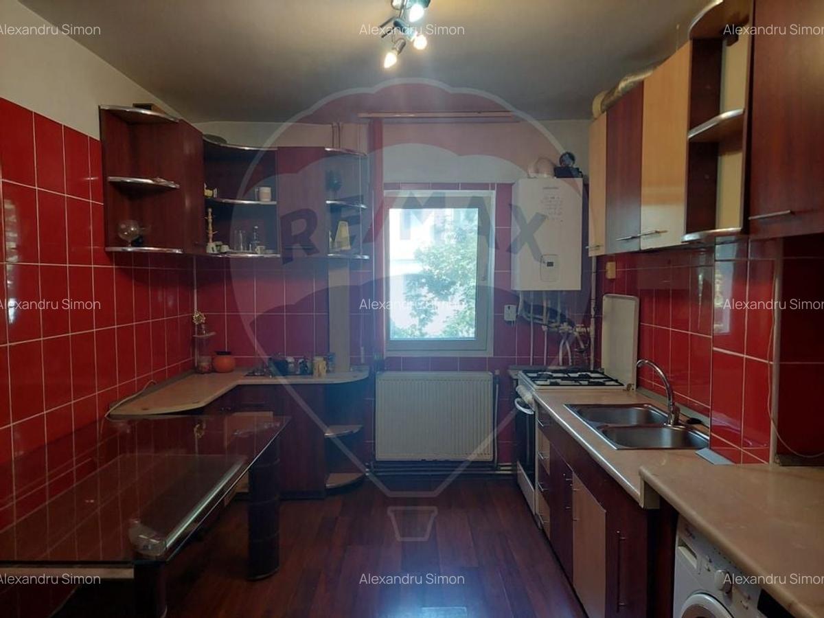 Apartament de inchiriat 4 camere decomandat Bacau - 1