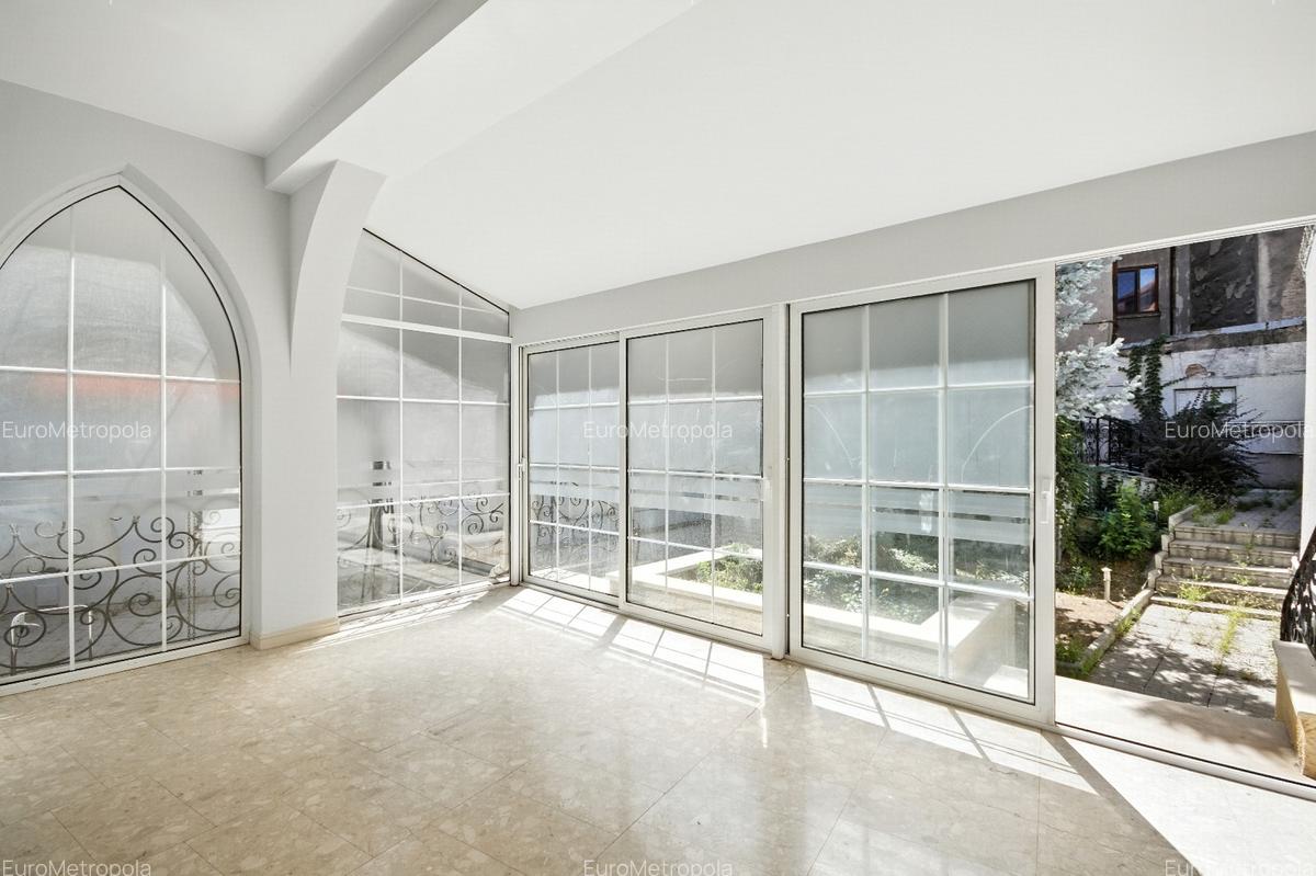 Vila cu arhitectura deosebita, adiacent Bd-ului Lascar Catargiu, refacuta integr - 8