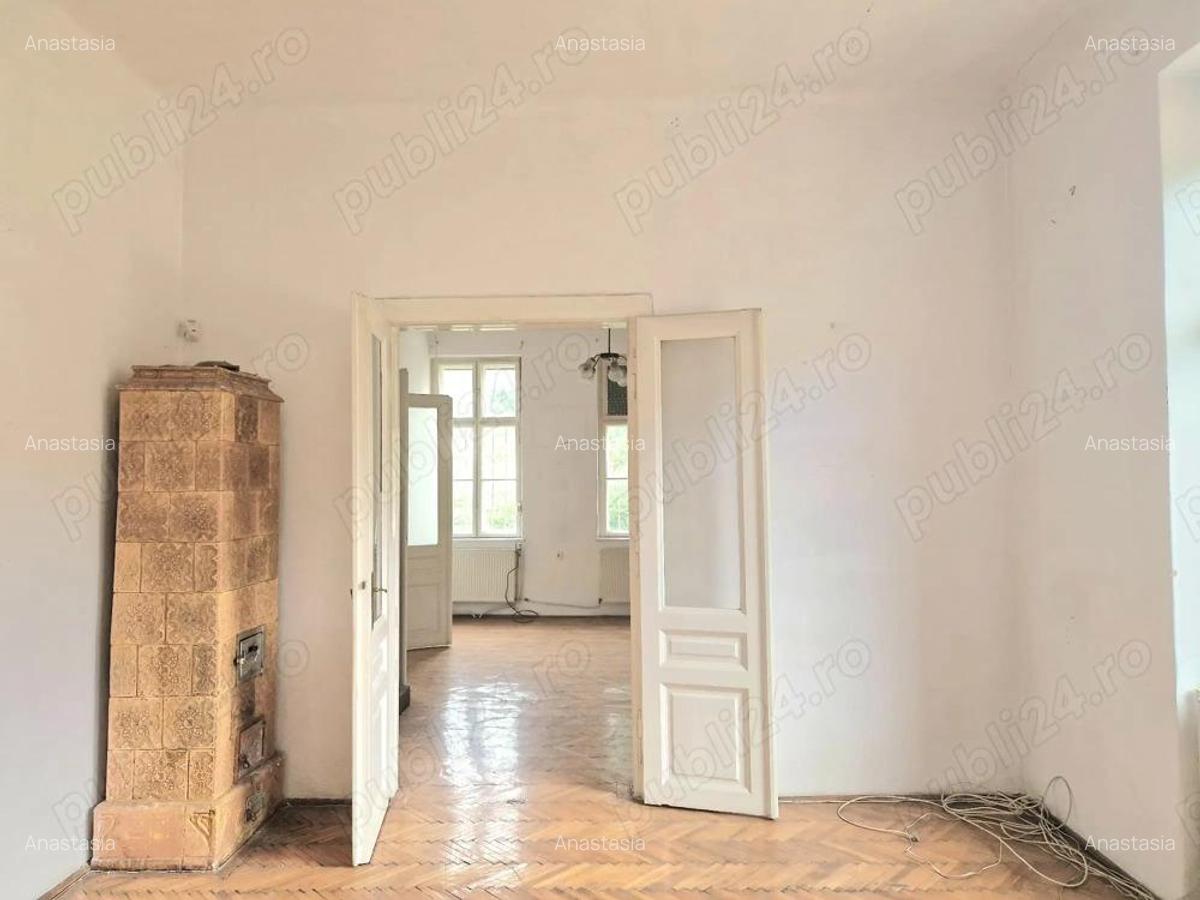 Casa interbelica ultracentrala, solida, cu poten?ial excep?ional Oradea - 1