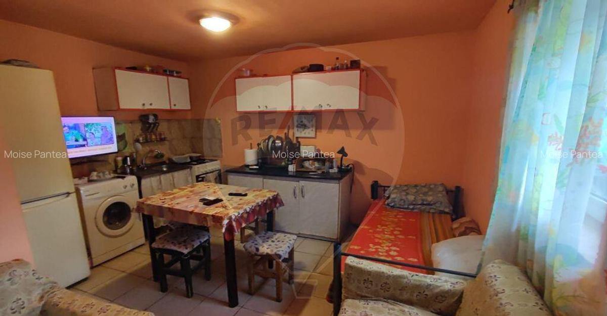 Casa cu 4 camere si teren de vanzare in com. Husasau de... - 2