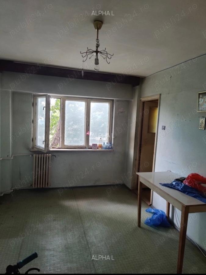 Garsoniera, Etaj Intermediar, Gaze la Usa, Bucatarie Din Constructie - 1