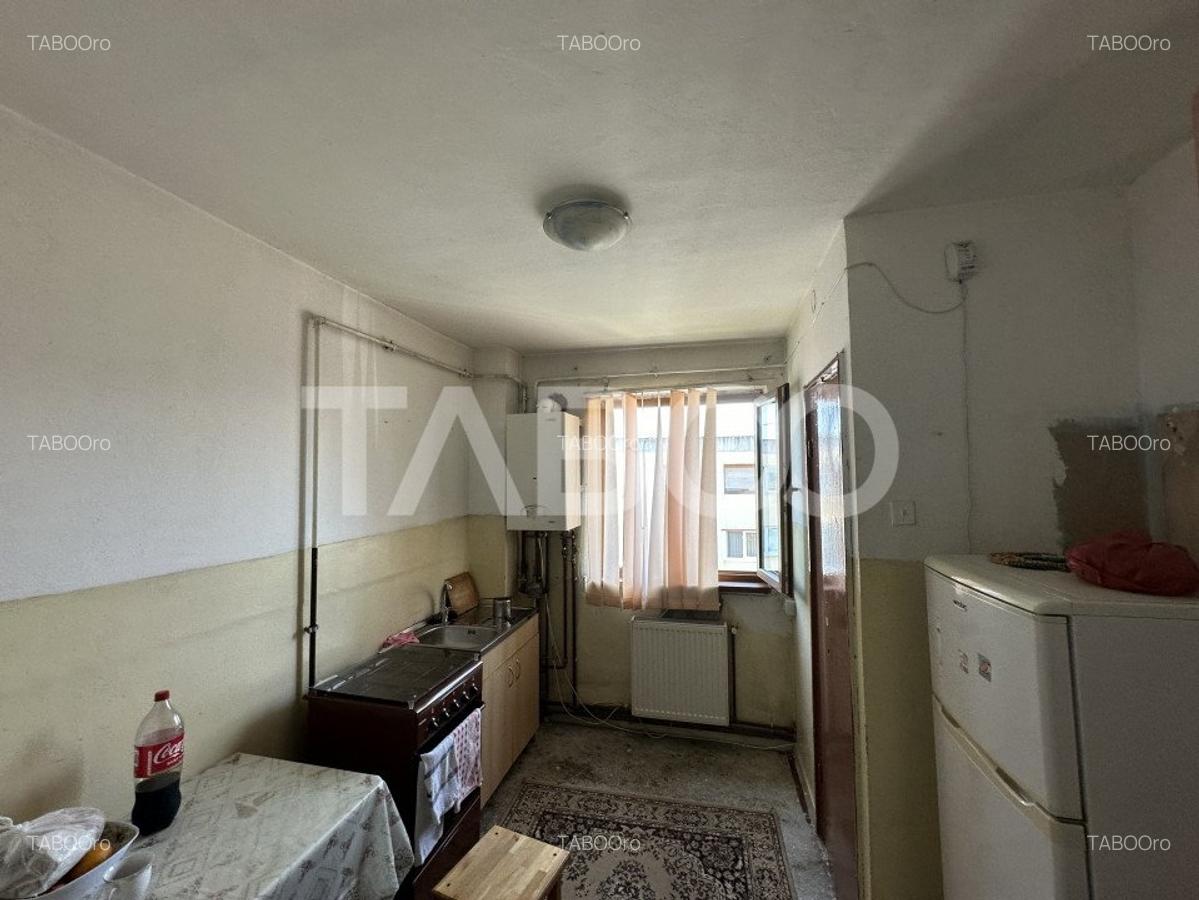 Apartament cu 3 camere semidecomandat în Periferie - 4