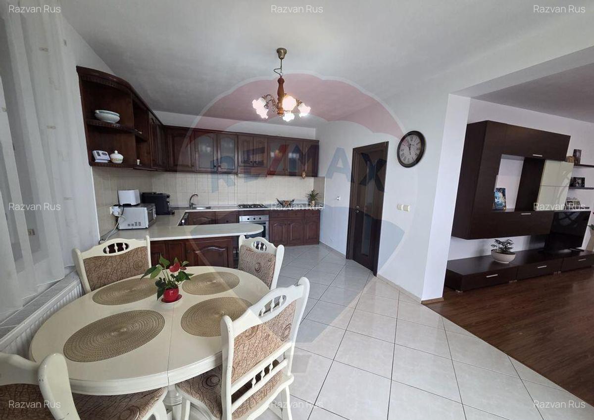 Casa de vis cu 4 dormitoare intr-o zona linistita din Sa... - 21