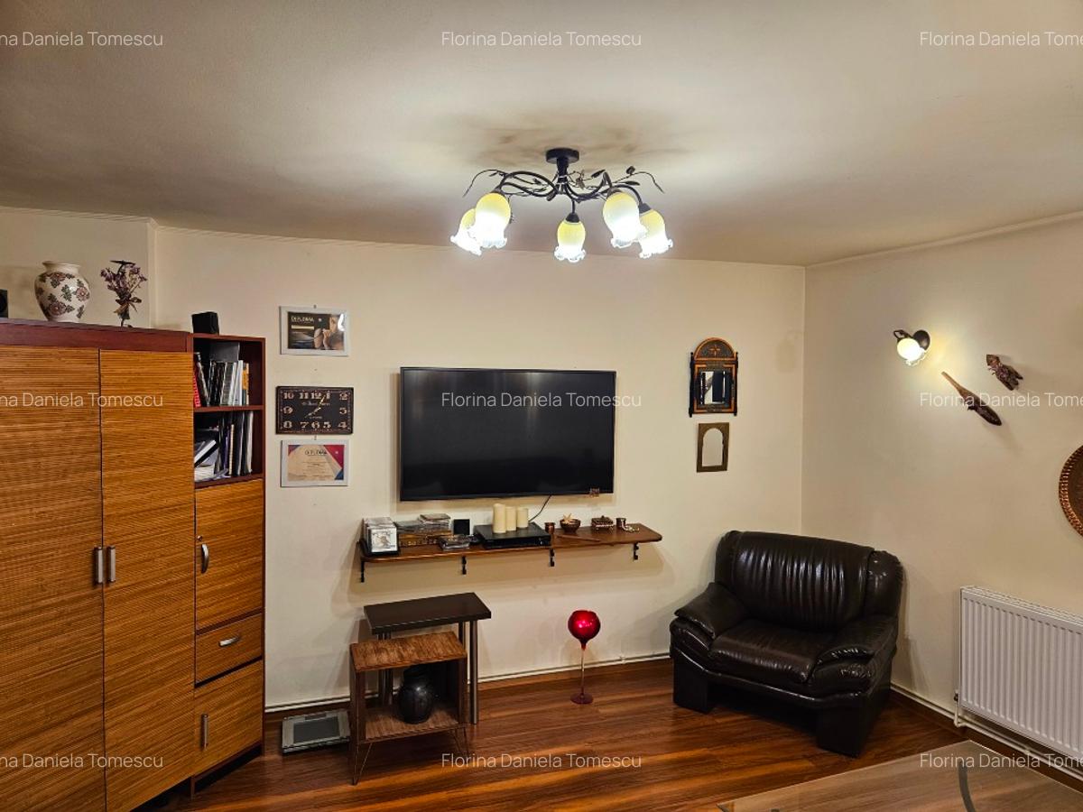 Etaj de vilă cu 4 camere si mansardă. - 1