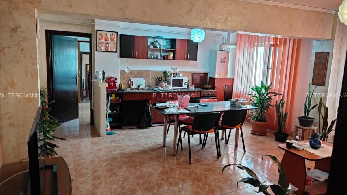 Apartament 3 camere decomandat, 65 mp, zona Bals - 3