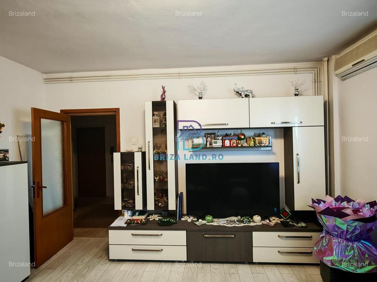 Doamna Ghica, bloc 2002, etaj 3/4, decomandat, doua bai - 7