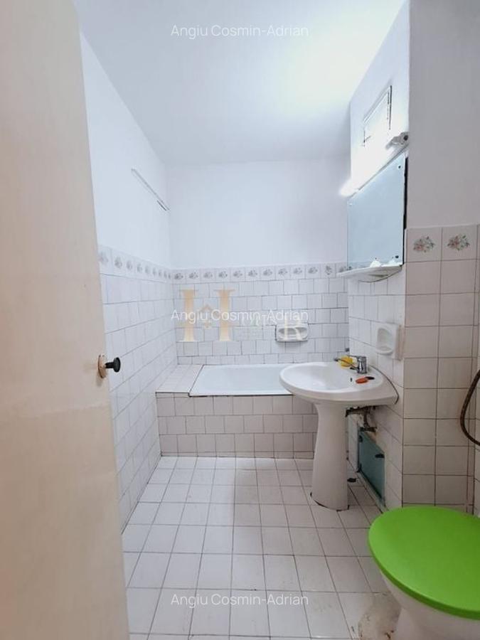 Zona Lipovei. Etaj 3. Decomandat. - 11