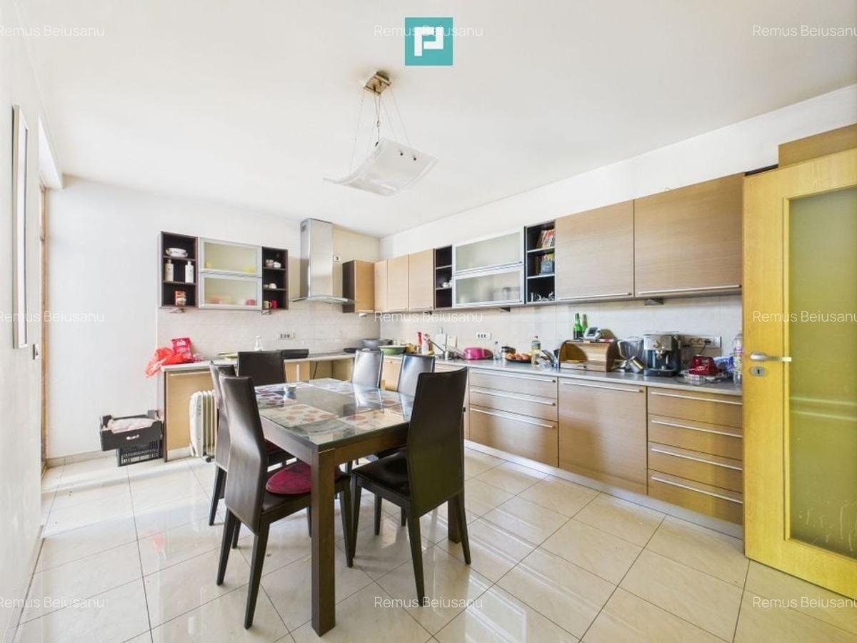 Casă în Mehala - Ideală pentru două familii - 10