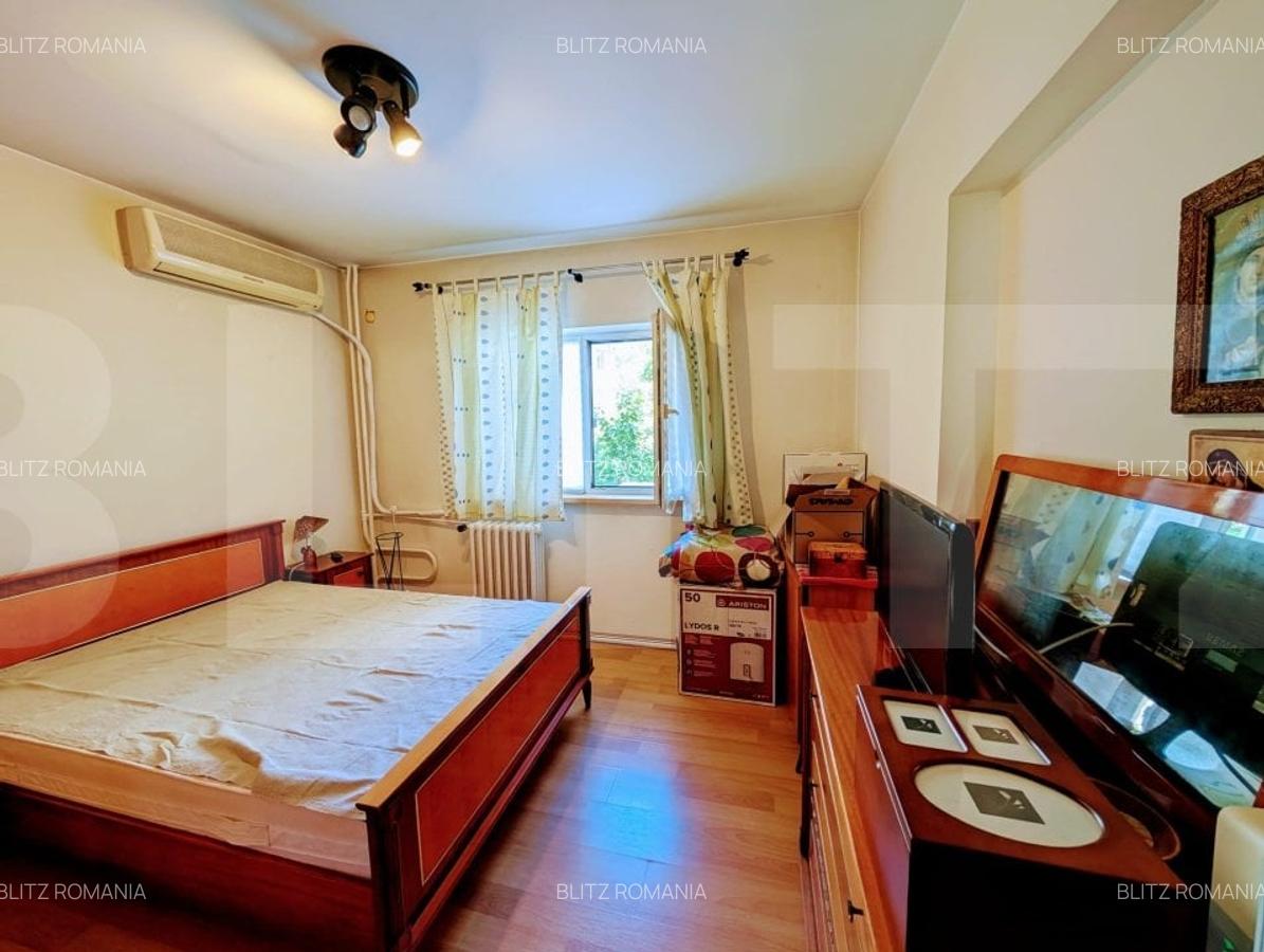 Apartament de vanzare, cu 3 camere, 65 mp, decomandat, Piata Victoriei - 12