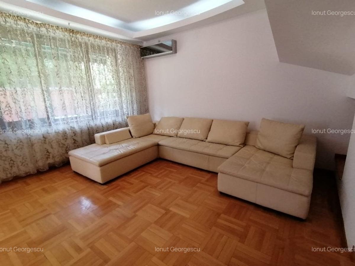 Pipera: Vila cu 6 dormitoare, garaj si curte generoasa, aflata intr-o zona linis - 2