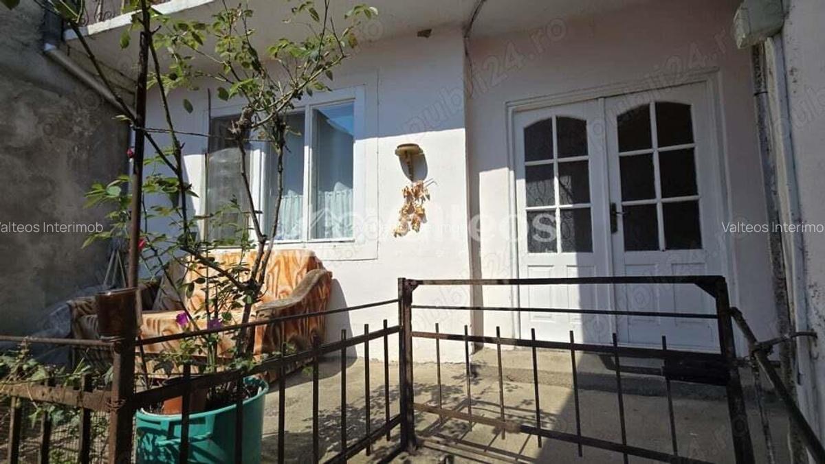 Resita, de vanzare casa, doua corpuri, curte, zona centrala - 13