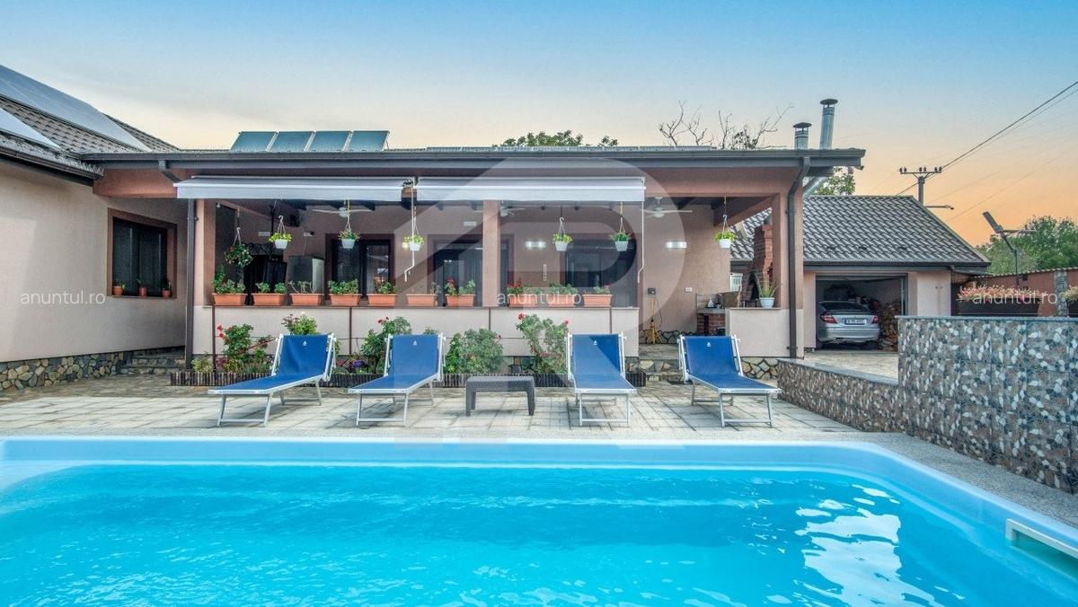 Casa cu piscina, panouri foto voltaice in Comana - 1