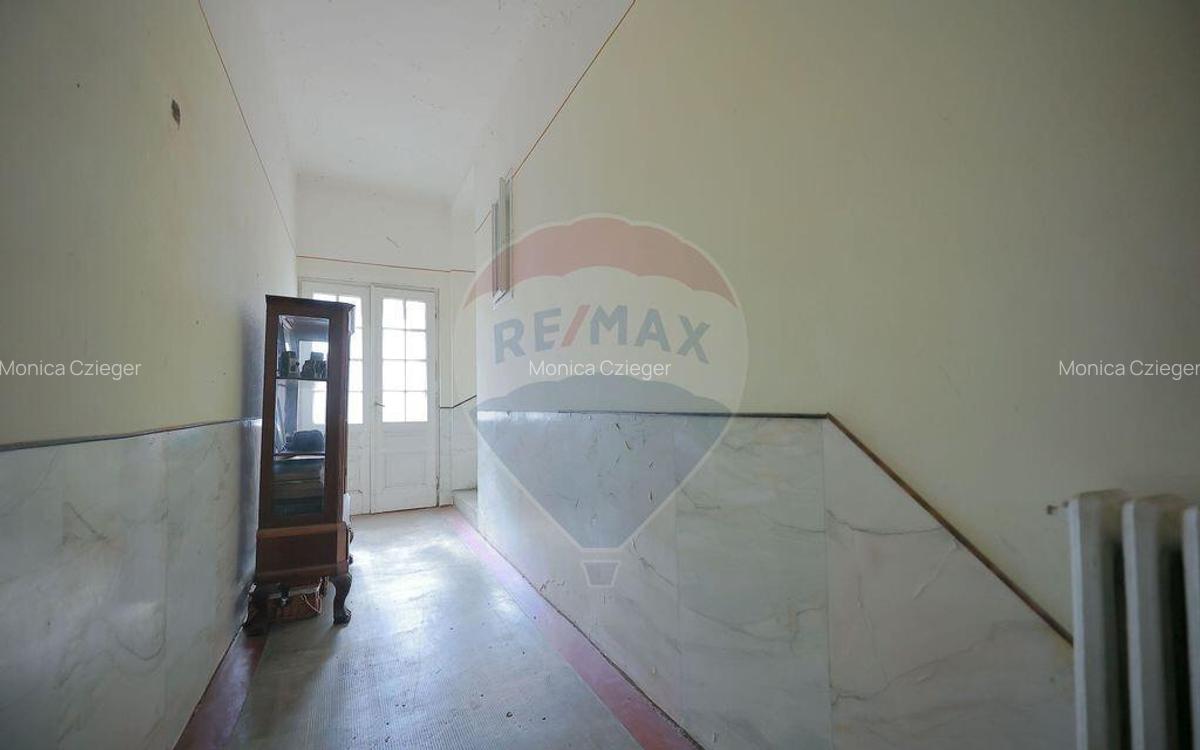 Casa evreiasca interbelica, singur in curte, de vanz... - 4