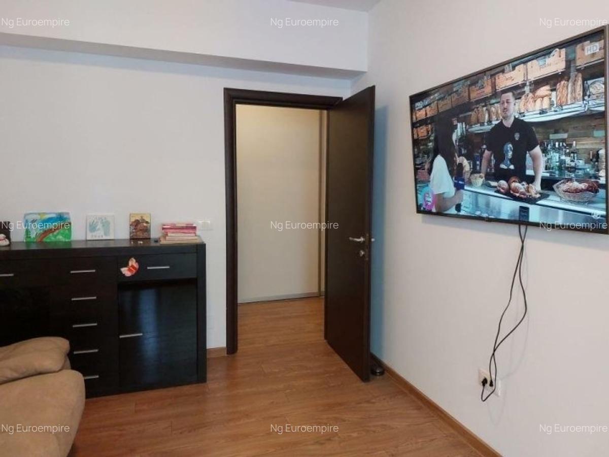 Apartament de  vanzare cu 4 camere, zona km 4-5 - 8